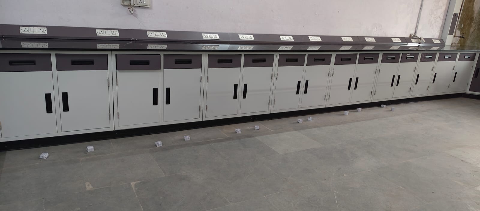 Laboratory storage cabinet